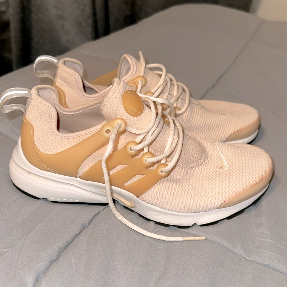 Woman’s Nike air presto